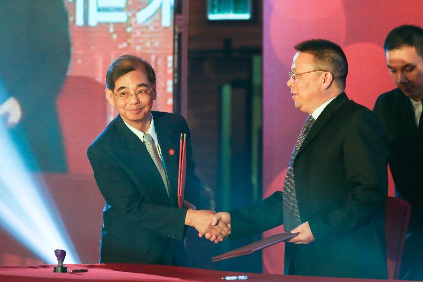 汉声(贵金属)总裁兼合规总监黄云龙先生(左一)与贵州省黔东南州工商联副主席余永光先生(右一)合影留念