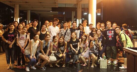 汉声员工于上岸后留影,每位都展露出满足的笑容