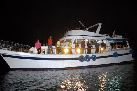 一众汉声员工于游艇上比赛钓墨鱼,结果由市场推广部同事胜出